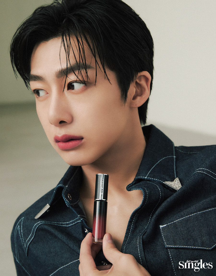 몬스타엑스 형원과 지방시 뷰티 르 루즈 앵떼르디 크림 벨벳이 등장하는 싱글즈 화보